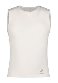 Hvid ærmeløs sportsshirt lavet af åndbart materiale, med et mesh-design, rund halsudskæring og en diskret brandlogo nederst til højre.