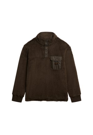 Sudadera de forro polar marrón con un cuello alto, cierre de botones a presión y un bolsillo en el pecho. Presenta puños acanalados y una tela de textura suave.