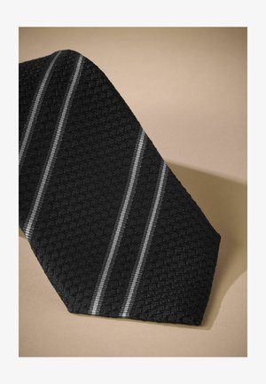 Schleife in Schwarz mit einem strukturierten Muster, das drei diagonale graue Streifen zeigt. Der Stoff scheint mit einem subtilen Glanz gewebt zu sein.