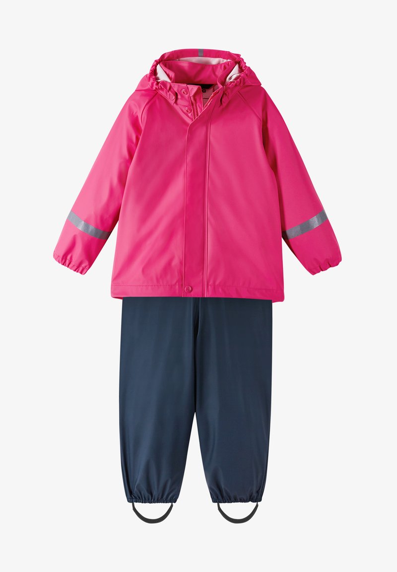 Jachetă roz impermeabilă cu dungi reflectorizante, asortată cu pantaloni bleumarin. Jacheta dispune de glugă și manșete elastice pentru o ajustare perfectă.