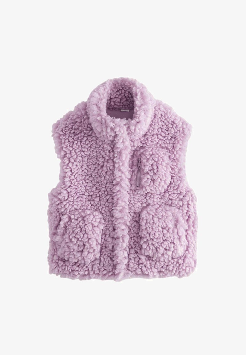 Paarse bontvest met hoge kraag, ritssluiting aan de voorkant en twee getextureerde zakken. Het materiaal lijkt zacht en pluizig met een gezellige uitstraling.
