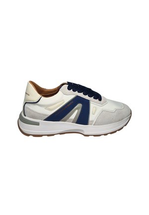 Biało-szary niski sneaker z granatowymi detalami, jasnobrązowym wnętrzem, czarnymi sznurówkami i grubą białą podeszwą z brązowym bieżnikiem.