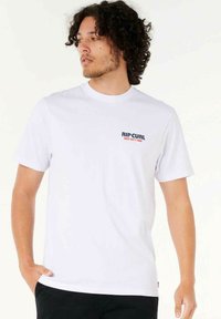 Weißes Baumwoll-T-Shirt mit einem kleinen schwarzen und roten "RIP CURL"-Logo auf der linken Brust. Kurze Ärmel und Rundhalsausschnitt.