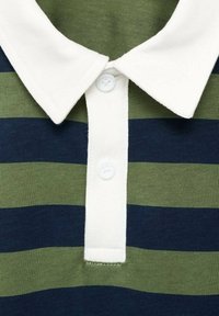 Poloshirt mit grünen und marineblauen horizontalen Streifen, weißem Kragen, Dreiknopf-Leiste, geripptem Muster und regulärer Passform.
