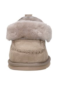 Beige moccasin pantoffel van suède, met een fluffy bontomslag, decoratieve stiksel en een zachte rubberen zool.
