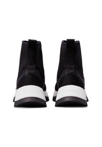 Paire de baskets montantes noires avec talons matelassés blancs, languettes de tirage noires et semelles texturées, vues de dos.