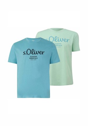 Zwei T-Shirts mit kurzen Ärmeln und Rundhalsausschnitt, eines hellblau und eines blassgrün, jeweils mit der Aufschrift "s.Oliver Elevated Essentials Since 1969" auf der Vorderseite.