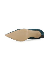 Scarpa con tacco alto in suede verde, punta affusolata, suola testurizzata e suola beige liscia. Presenta un piccolo dettaglio nero nella parte posteriore.