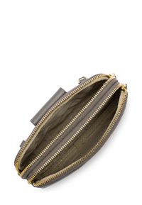 Portafoglio grigio in pelle con due scomparti con zip, zip dorate e una superficie liscia. L'interno ha una fodera morbida con motivi delicati.