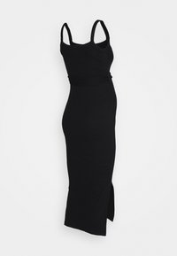 Robe midi sans manches noire en côte avec décolleté carré, ceinture à la taille ajustée et fente sur le côté sur fond blanc.