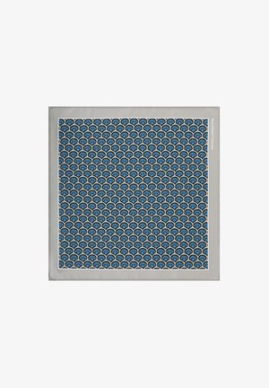 Jedwabny szal z niebiesko-czarnym wzorem wachlarzy i jasnoniebieskimi akcentami, wykończony jasnoszarym obszyciem. Gładka faktura.