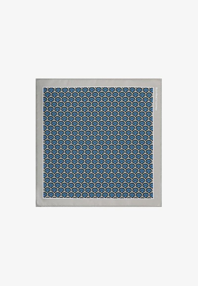 Jedwabny szal z niebiesko-czarnym wzorem wachlarzy i jasnoniebieskimi akcentami, wykończony jasnoszarym obszyciem. Gładka faktura.