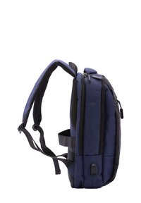 Zaino in tessuto blu scuro con una texture liscia, dotato di chiusure a doppia zip, spallacci imbottiti e una maniglia laterale per un facile trasporto.