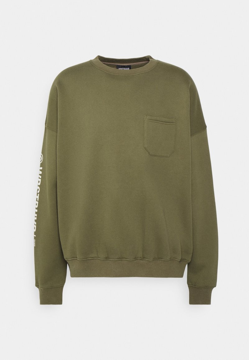 Sweat-shirt col rond vert olive avec manches longues, poche poitrine, poignets et ourlet côtelés, et texte blanc sur la manche gauche.