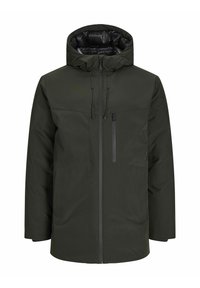 Chaqueta con capucha en color verde oscuro, con cierre frontal de cremallera, dos grandes bolsillos laterales y un bolsillo en el pecho también con cremallera. Presenta una capa exterior texturizada y un interior suave.