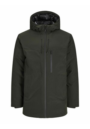 Giacca con cappuccio verde scuro, con zip frontale, due grandi tasche laterali e una tasca sul petto con zip. Presenta uno strato esterno testurizzato e un interno liscio.