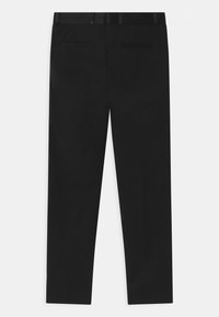 Černé kalhoty se hladkou tkanou texturou, s rovnými nohavicemi, dvěma zadními kapsami a plochým předním designem.