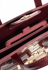 Diep bordeauxkleurige handtas van gepatenteerd leer met krokodillenstructuur, gouden sluiting, dubbele handgrepen en meerdere binnencompartimenten.