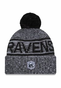 Berretto lavorato a maglia in tonalità grigie, con un pom-pom nero sulla sommità, banda con il testo "RAVENS" e patch del logo NFL sul polsino. Tessuto testurizzato in tutto il berretto.