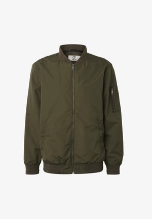 Oliivinvihreä bomber-takki, jossa on edessä vetoketju, ribbineuloskaulus, -hihansuut ja -helma, sivutaskut sekä vetoketjullinen tasku vasemmassa hihoissa.