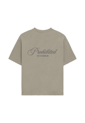 Tricou oversized khaki din bumbac moale cu mâneci scurte. Include un text cursiv "Interzis" și "10119 BERLIN" imprimate în gri pe spate.