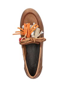 Bruine leren schoen met een ronde neus en decoratieve franjes in oranje, wit en rood. Voorzien van een vetersluiting en een gestructureerde zwarte binnenzool.