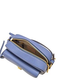 Borsa in pelle azzurro chiaro con zip e accessori dorati, dal design compatto e con una sola tracolla. Interno rivestito in tessuto beige.