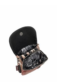 Pequeño neceser con estampado floral, con una tapa de cuero negro, cierre magnético y un compartimento para monedas con marco de metal, forrado con tela a juego.