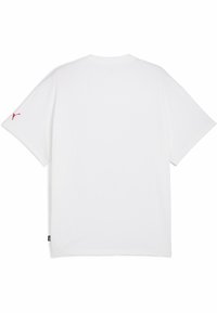 Hvid t-shirt med korte ærmer og rund hals, prydet med et lille rødt logo på venstre ærme og med lige skæring i kanten.
