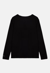 Camiseta preta de manga longa feita de algodão macio. Apresenta um decote arredondado, corte descontraído e uma marcação subtil na manga.