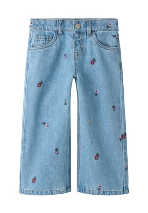 Pantalon large en jean bleu clair avec de petites broderies florales rouges et violettes dispersées sur le tissu et les poches avant.