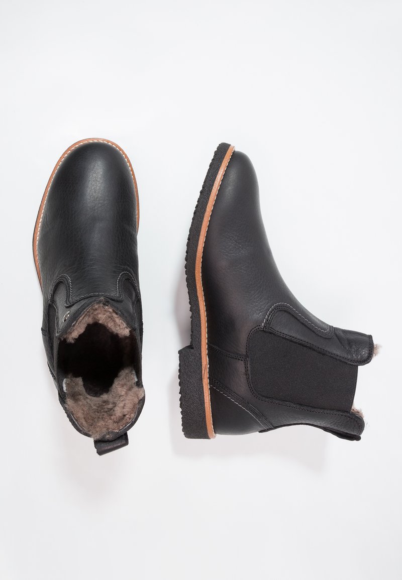 Botas de tobillo de cuero negro con paneles laterales elásticos, acabado texturizado, forro de cuero y suela de goma. Incluyen una lengüeta para ponerlas fácilmente.