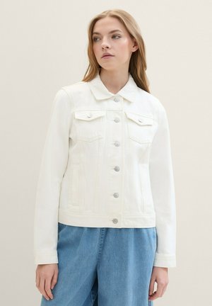 Weiße Jeansjacke mit Kragen, Vorderknöpfen, zwei Brusttaschen und Seitentaschen. Hat eine strukturierte Passform und lange Ärmel.