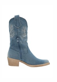 Botas de vaquero de denim con tela azul clara, costuras decorativas y un zipper lateral. Cuentan con un tacón de madera bajo y un diseño de punta afilada.