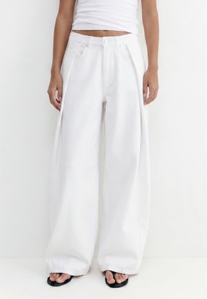 PULL&BEAR, BALLOON FIT JEANS WITH PLEATS - Wide leg - white