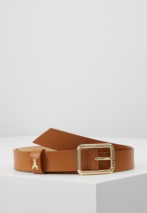 Pasek ze skóry o fakturze beżowej, z prostokątną złotą klamrą oraz małym złotym emblematem owada na pętli paska, prezentowany na białym tle.