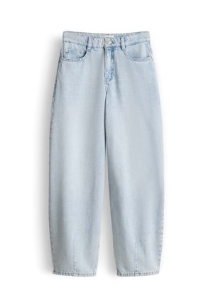 Jean en denim bleu clair taille haute avec fermeture à boutons et fermeture éclair à l'avant, poches avant et arrière, et jambes légèrement effilées.