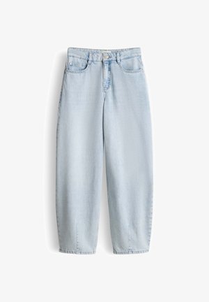 Jean en denim bleu clair taille haute avec fermeture à boutons et fermeture éclair à l'avant, poches avant et arrière, et jambes légèrement effilées.