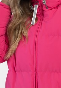 Rosa Puffjacke mit Stehkragen, Reißverschluss und elastischen Kordeldetails. Glattes, isoliertes Material mit matter Oberfläche.