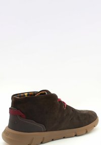 Gli stivaletti in suede marrone presentano lacci bordeaux, una fodera a motivo e una suola in gomma con retro testurizzato per aderenza e stabilità.