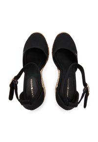 Μαύρα εσπαντρίγια από καμβά με λουράκια στον αστράγαλο, σόλα από σχοινί σε στυλ εσπαντρίγιας και εσωτερική λεπτομέρεια με λογότυπο. Ομαλή υφή και στρογγυλεμένο σχέδιο μύτης.