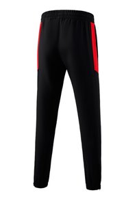 Schwarze Sporthose mit roten Seitenstreifen, elastischem Bund und taillierter Beinform. Hergestellt aus einem glatten, leichten Stoff.