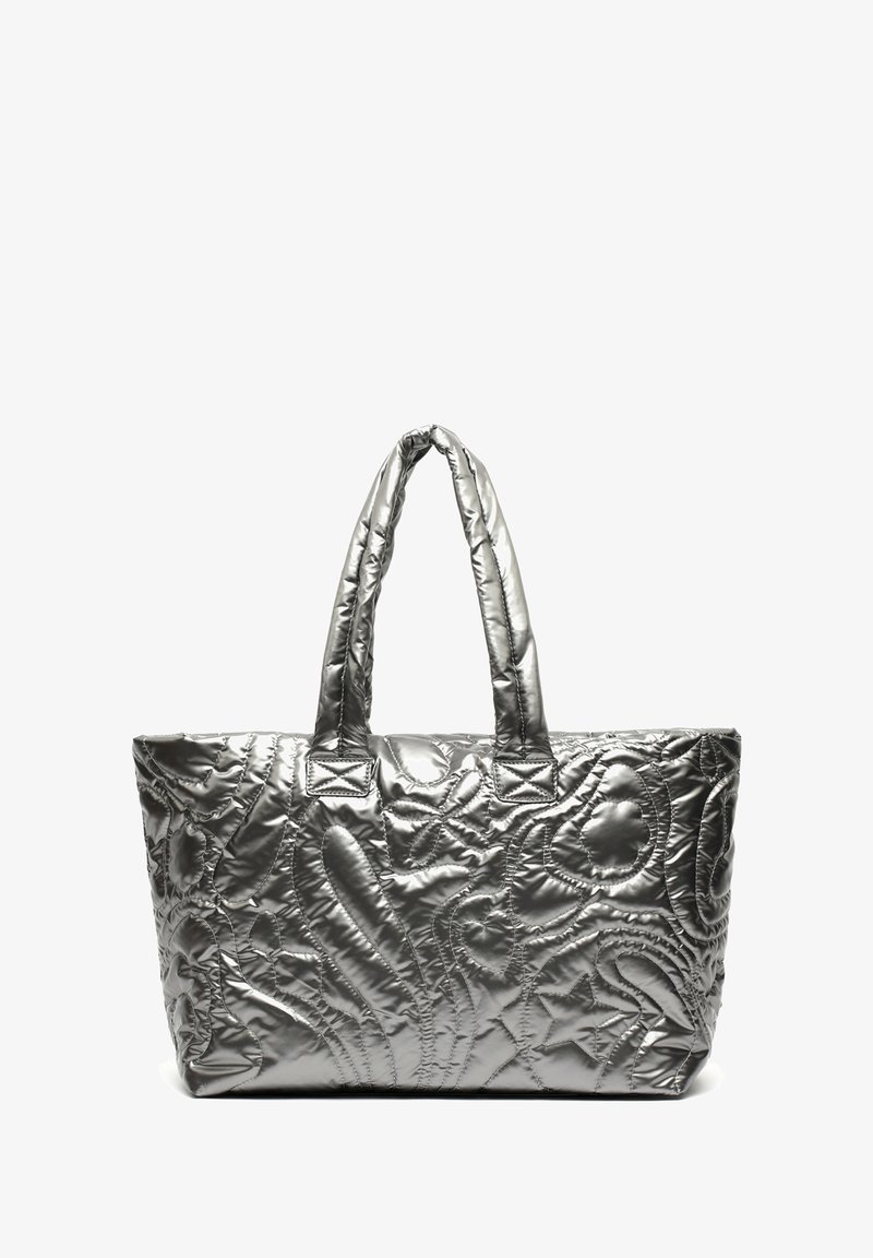Metaliczna srebrna torba na ramię o pikowanym wzorze, z dwoma solidnymi uchwytami i misternymi wzorami przeszyć. Gładka, błyszcząca tekstura.