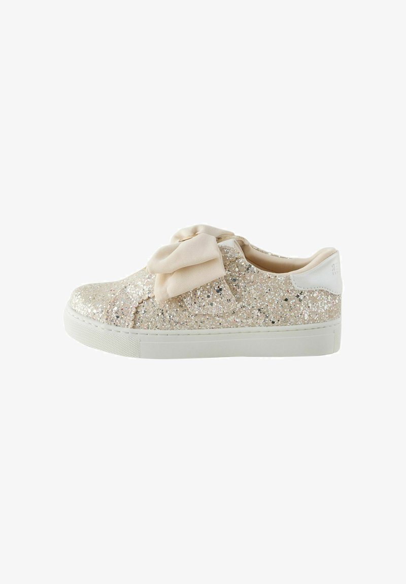 Sneaker basso ricoperto di glitter beige e argento con un grande fiocco di stoffa beige sopra e suola in gomma bianca.