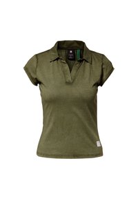 Olivgrön kortärmad polo med krage, mjukt tyg och en liten logotags längst ner till vänster. Enkelt, stilrent design.