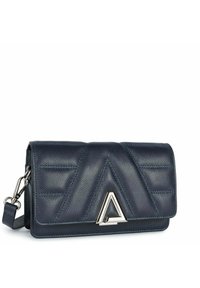 Portafoglio in pelle blu navy con texture trapuntata, hardware triangolare in argento, cinturino regolabile e design a patta pieghevole.