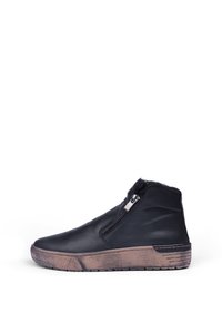 Černá kožená kotníková bota se zipem na boku, texturovanou hnědou podrážkou a měkkým podšíváním v horní části. Elegantní design s kulatou špičkou.