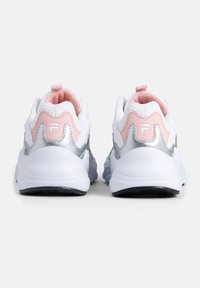 Scarpe sportive bianche con accenti rosa e argento, dotate di una tomaia testurizzata, colletto imbottito e suola in gomma resistente.