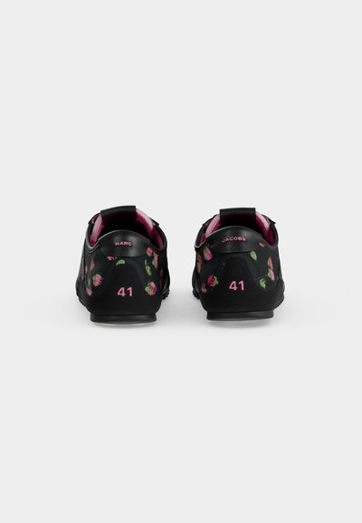 Paire de baskets noires à motif floral avec intérieur rose, vue arrière montrant la taille 41 et le nom de marque Marc Jacobs sur chaque talon.