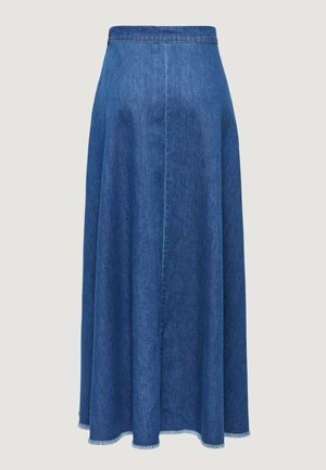 Gonna svasata in denim blu con vita alta e dettaglio orlo grezzo su sfondo semplice.